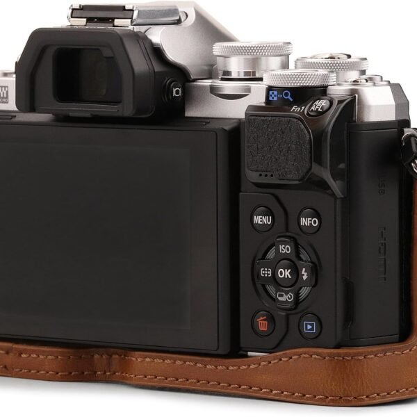 MegaGear Ever Ready kožená brašna na fotoaparát s popruhem kompatibilní s Olympus OM-D E-M10 Mark III