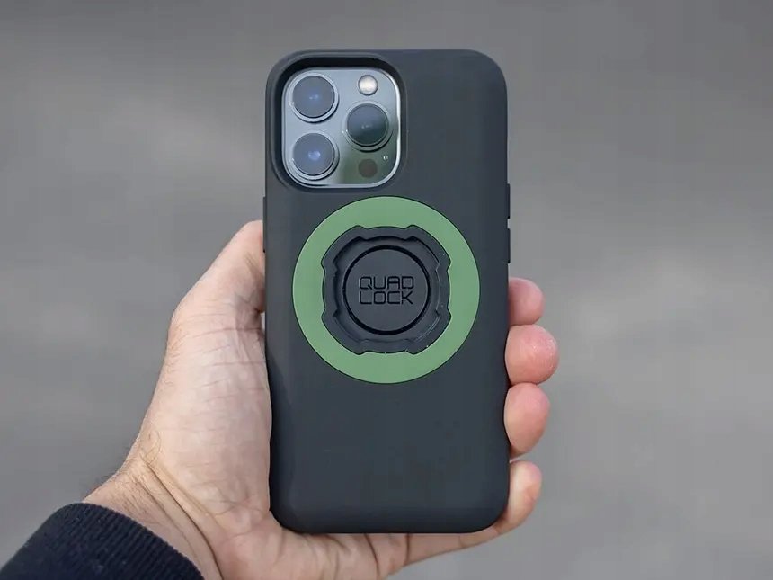 Quad Lock MAG puzdro na telefón iPhone 15 Pro s čiernym MAG krúžkom