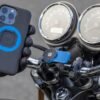 Quad Lock MAG puzdro na telefón iPhone 15 Pro s čiernym MAG krúžkom