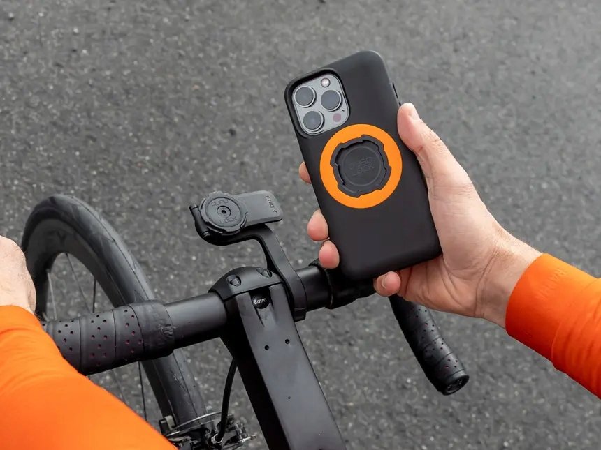 Quad Lock MAG puzdro na telefón iPhone 15 Pro s čiernym MAG krúžkom