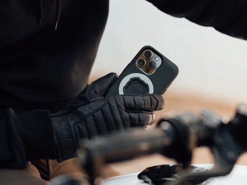 Quad Lock MAG puzdro na telefón iPhone 15 Pro s čiernym MAG krúžkom