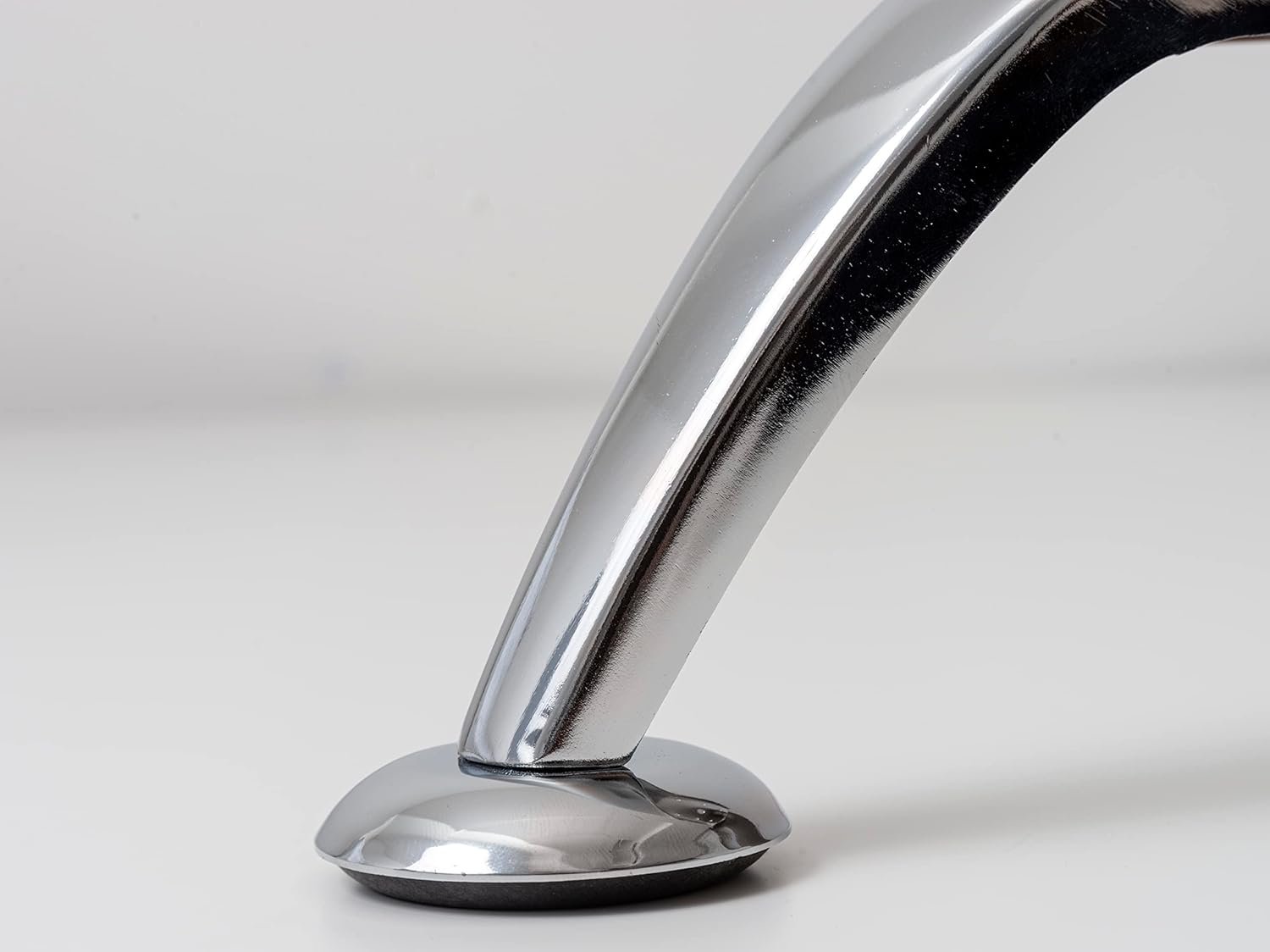 61xR50-vLXL._AC_SL1500_.jpg IPEA Nohy na nábytok a pohovky, model Kobalt – sada 4 kovových nôh – nohy v elegantnom dizajne na kreslá, skrine, postele – farba: chróm – výška nôh 130 mm