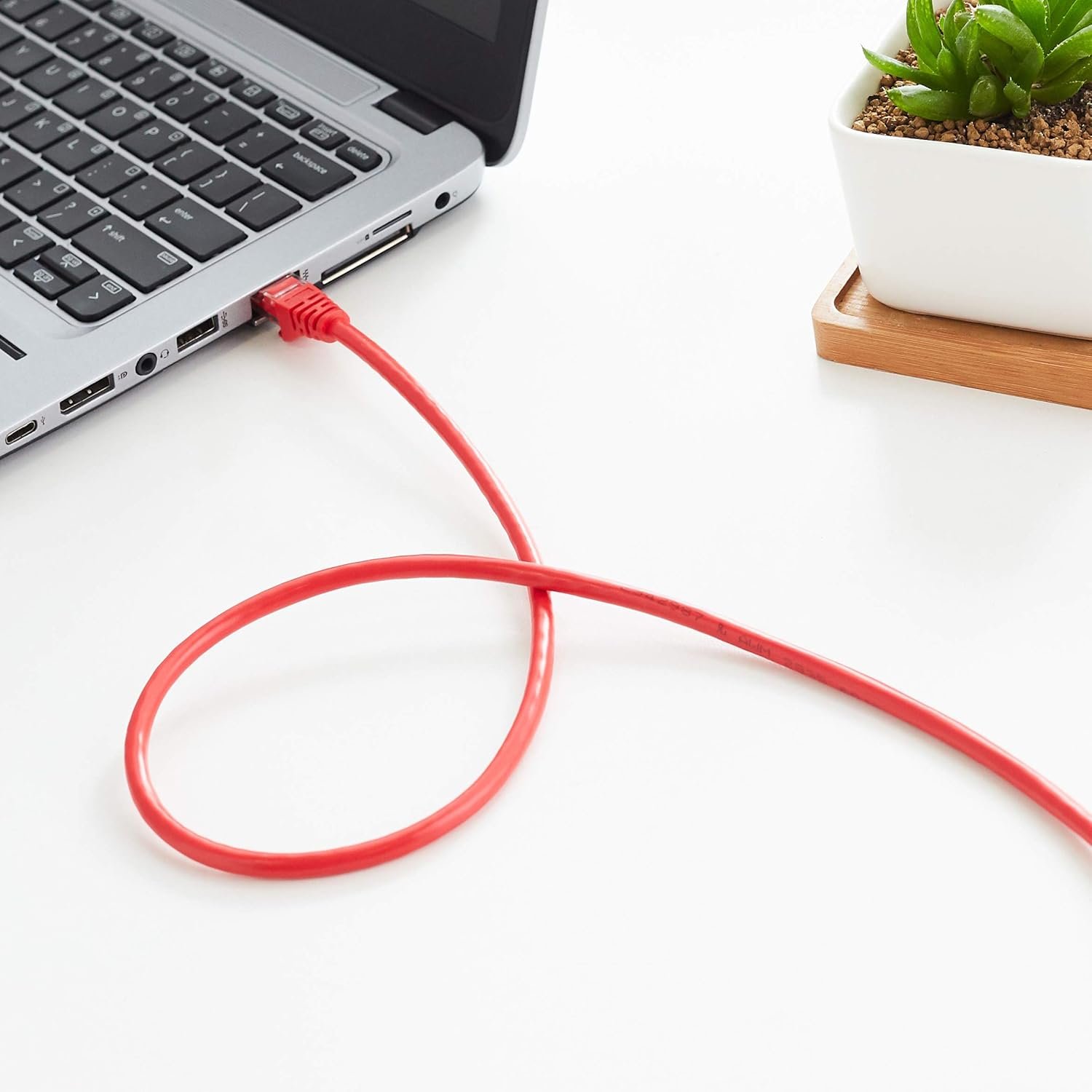 71E74kYiu8L._AC_SL1500_.jpg Ethernetový kábel Amazon Basics RJ45 Cat6, kompatibilný s PC, notebookom, televízorom a smerovačmi, rýchlosť modemu až 10 Gb/s, dĺžka 1,5 m, viacfarebný, balenie po 5 kusoch