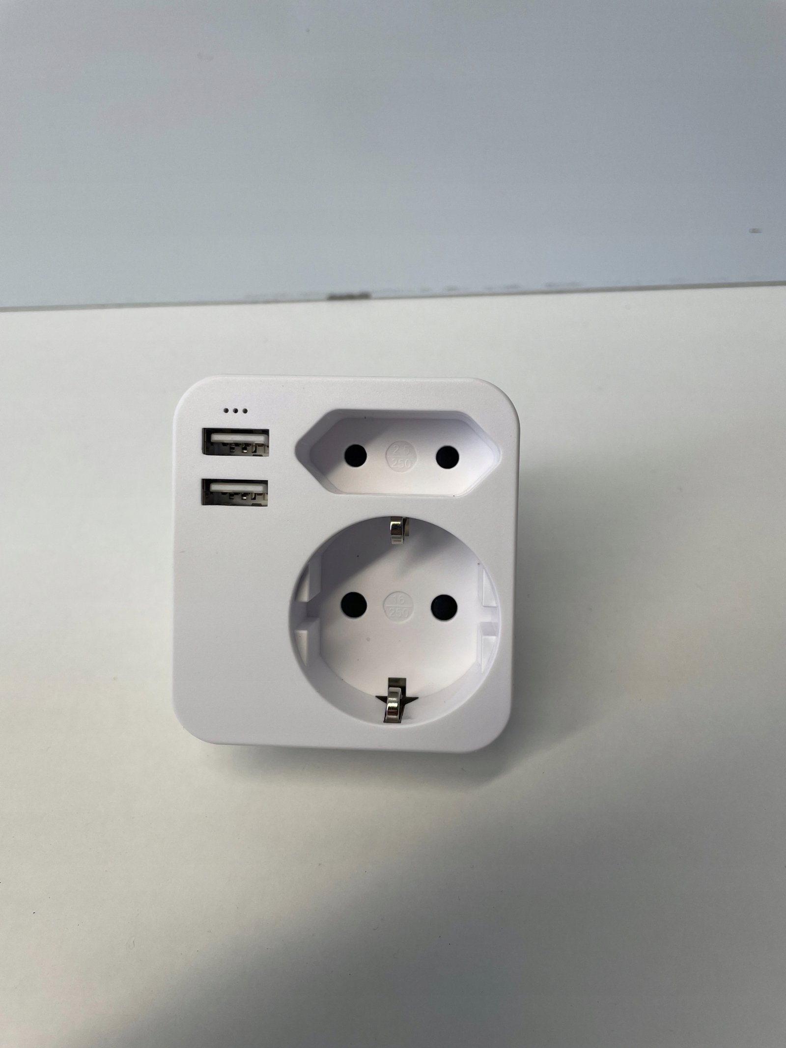 Adaptér Hoppac Anglický s dvomi USB portami 2.4A
