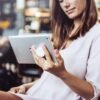 51YKNgnJnDL._AC_SL1000_.jpg Just One More Chapter – milovník čítania kníh, otvorená kniha, kvety PopSockets s vymeniteľným PopGripom