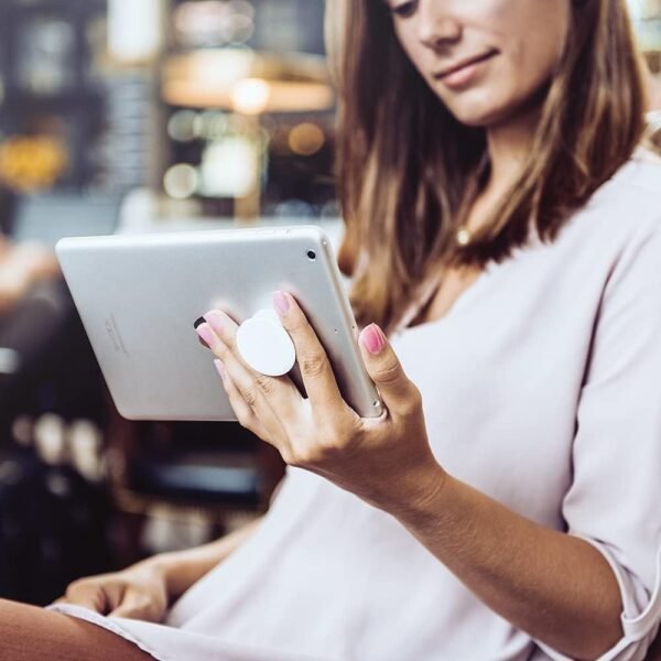 51YKNgnJnDL._AC_SL1000_.jpg Just One More Chapter – milovník čítania kníh, otvorená kniha, kvety PopSockets s vymeniteľným PopGripom