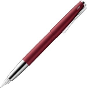 Plniace pero Lamy Studio Royalred – univerzálne plniace pero v elegantnom celokovovom tele – s klipom v tvare vrtule a oceľovým hrotom so šírkou čiaru M – vrátane atramentovej náplne T 10 modrej farby