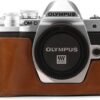 Kožená taška na fotoaparát MegaGear Ever Ready s popruhom, kompatibilná s modelom Olympus OM-D E-M10 Mark III