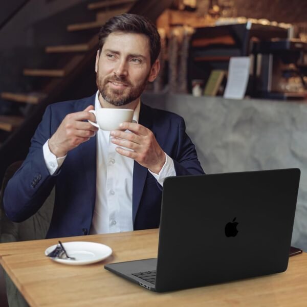 BlueSwan — polopriesvitný obal z PP na MacBook Pro 13 M1/M2 (2016–2022) matný čierny